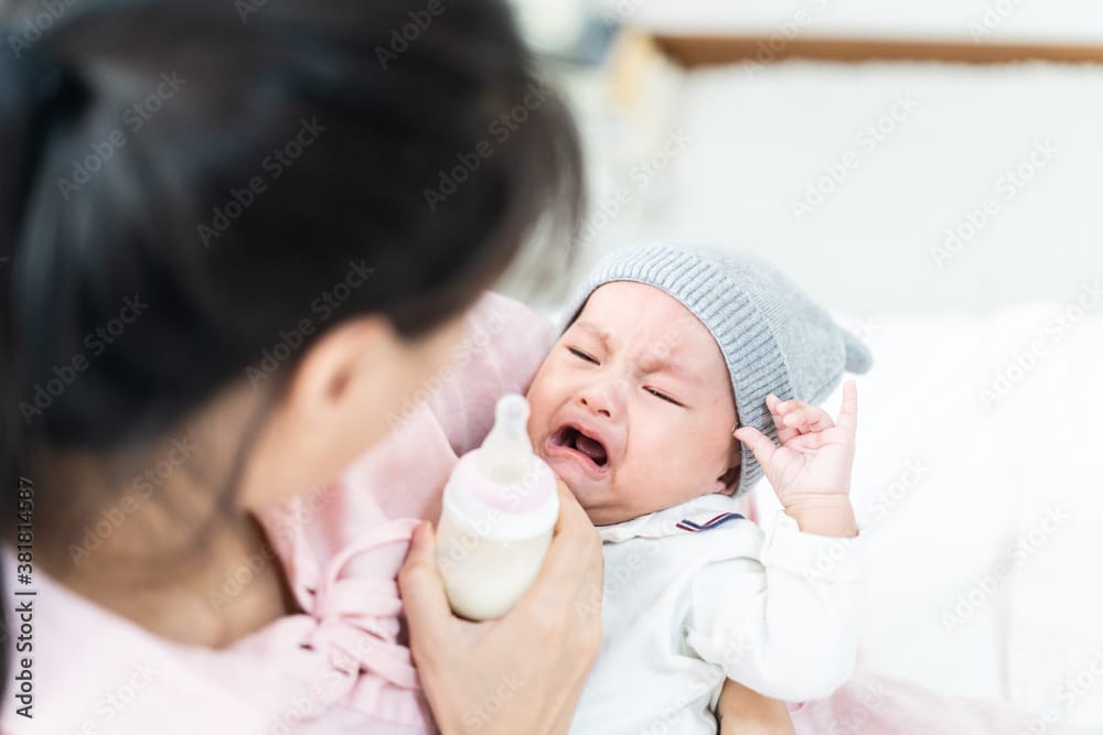 baby crying while bottle feeding